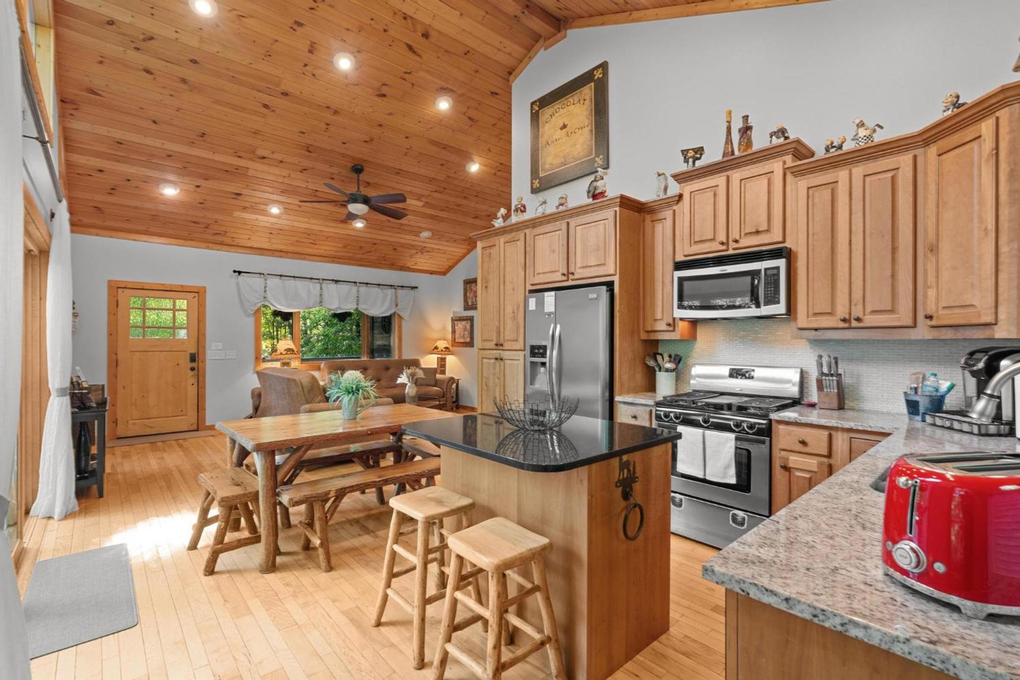 Lux Mtn Hot Tub, Fire Pit, Game 3bd * Franklin