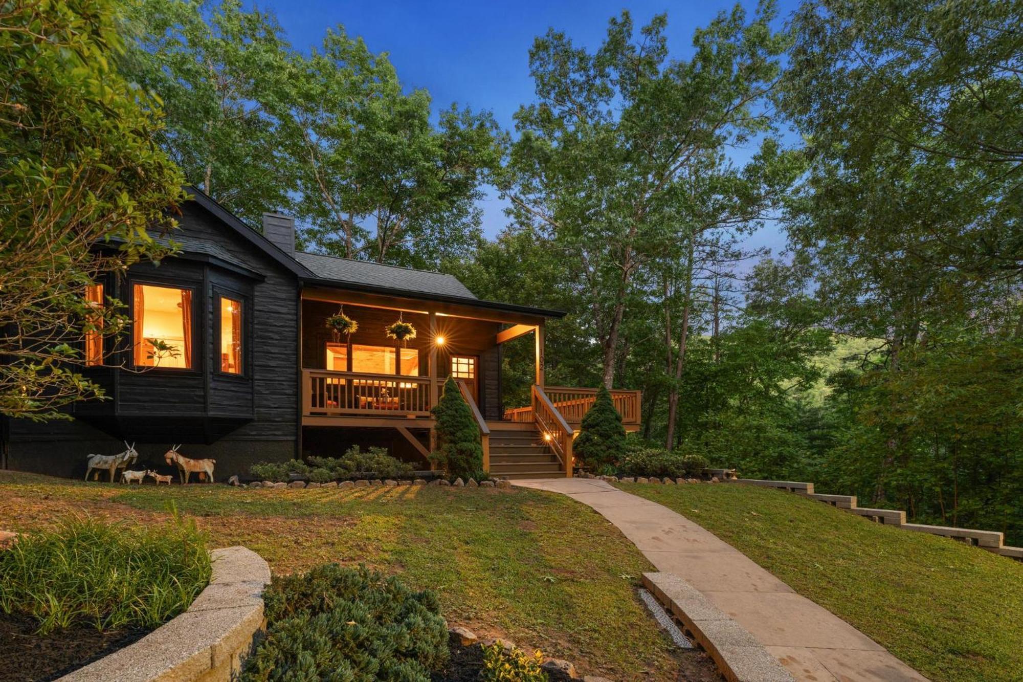 Lux Mtn Hot Tub, Fire Pit, Game 3bd Franklin